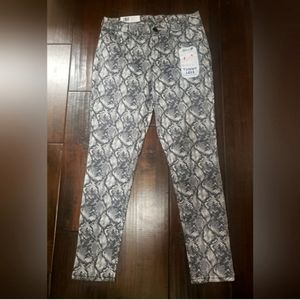 NEW! Seven7 snakeskin pant. Size 10 with tummy control.